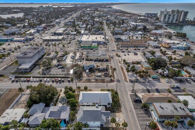 Building Photo - FURNISHED AVAILABLE JANUARY 2026. Beach Re...