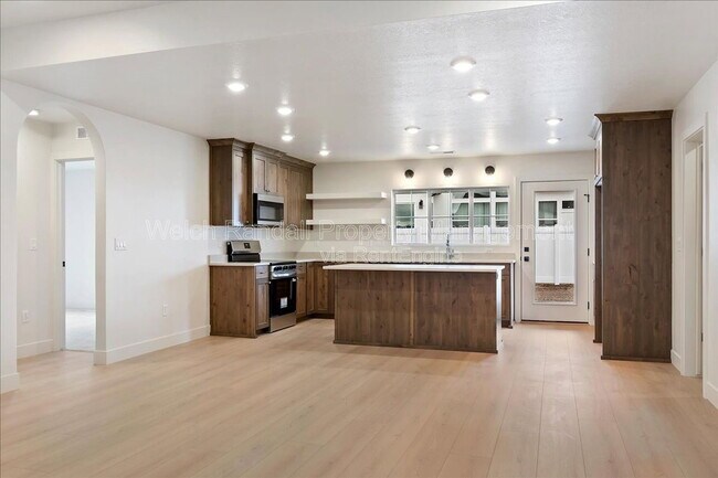 Building Photo - 834 E 300 N