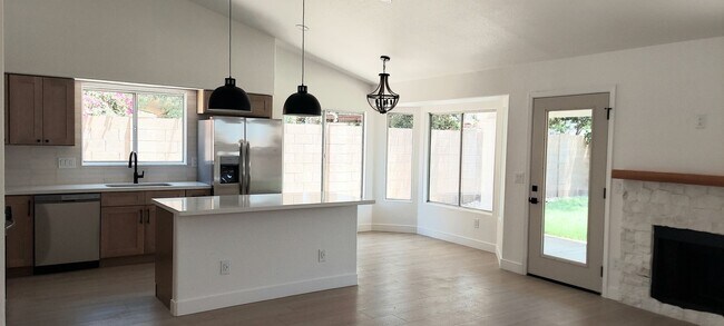 Building Photo - *JUST REMODELED* DONT MISS OUT ON THIS 4 BEDROOM 2 BATH ** PRIME CHANDLER LOCATION
