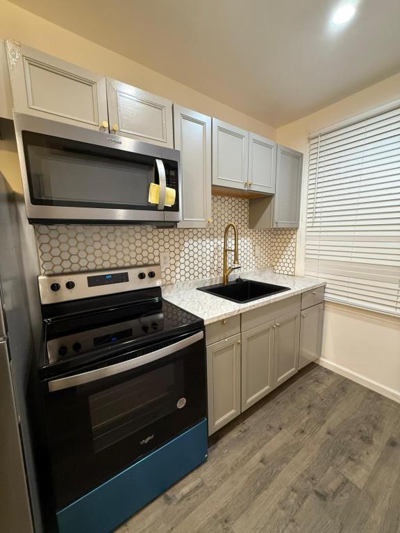 Building Photo - 5411 Hamilton Ave