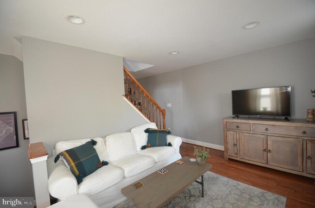 Building Photo - 3723 S Four Mile Run Dr