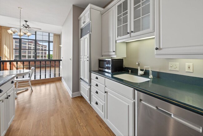 Building Photo - 526 Plum St