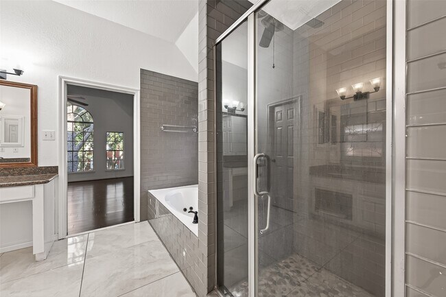 Building Photo - 2627 Double Lake Dr