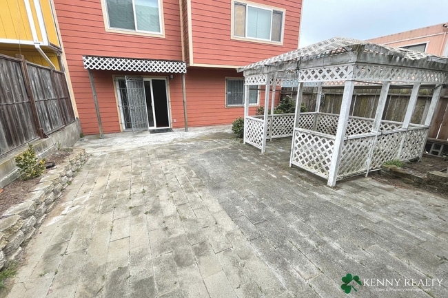 Building Photo - Spacious Six Bedroom, Three Bathroom Home ...