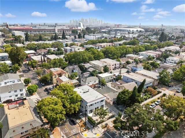 Building Photo - 875 W 41st Dr