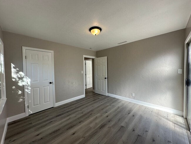 Building Photo - Remodeled Gem in Desirable Neighborhood