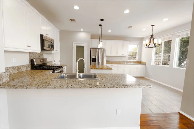 Building Photo - 25357 Avanti Ct