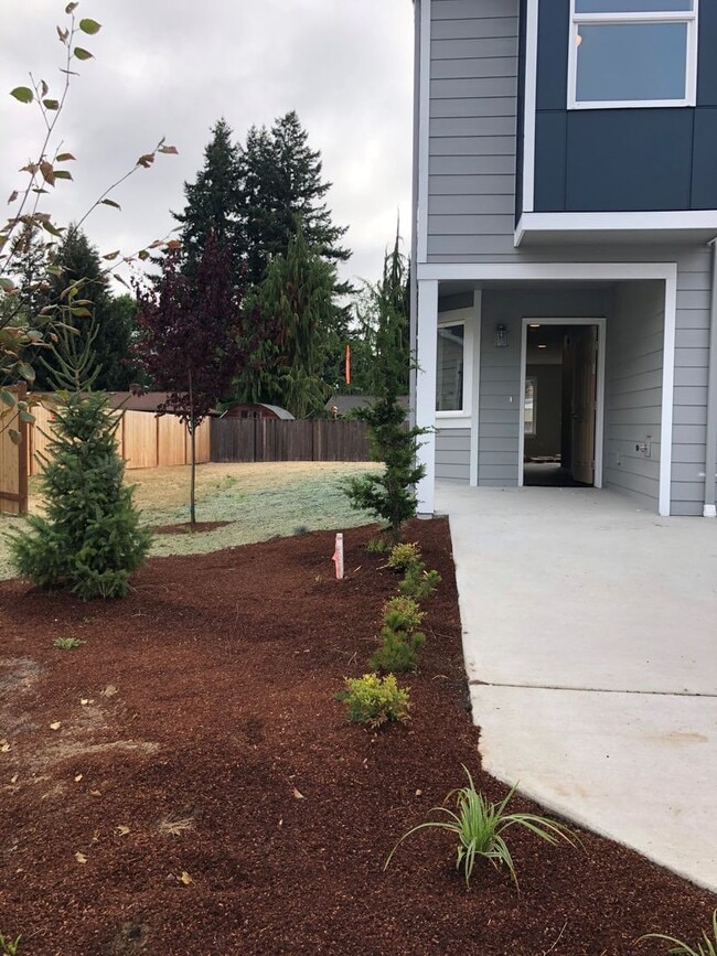 Building Photo - 3 bedroom/2.5 bathroom Townhome on Cul-de-Sac