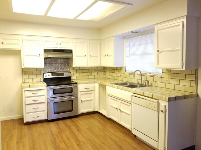 Building Photo - 1694 W Bullard Ave