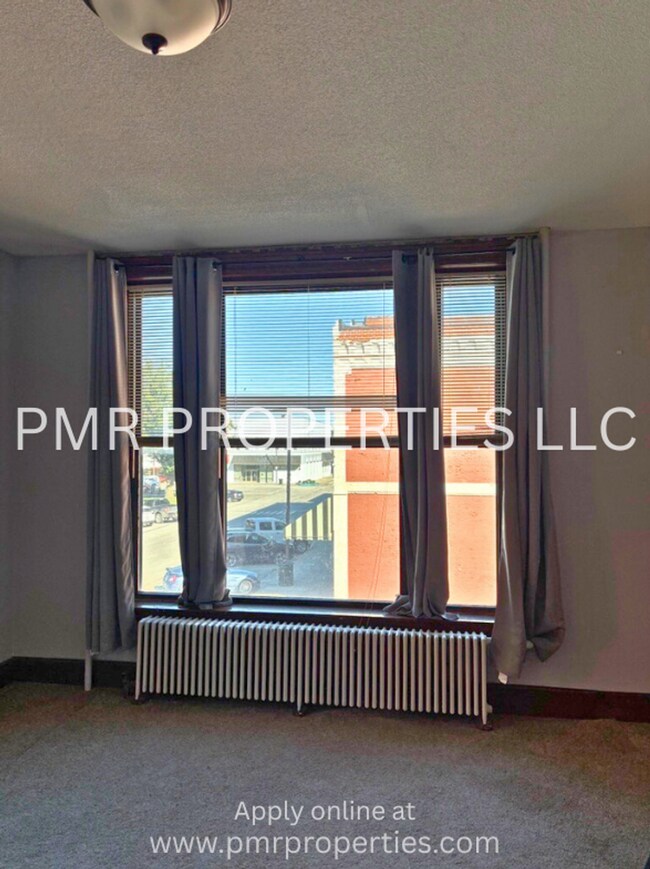 Building Photo - Red Oak Apartments