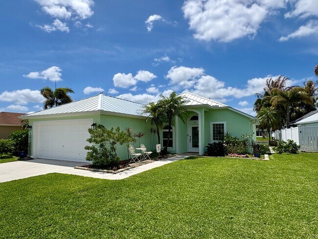 Building Photo - 3/2/2 with huge screened-in lake view patio in The Pines/Jensen Beach