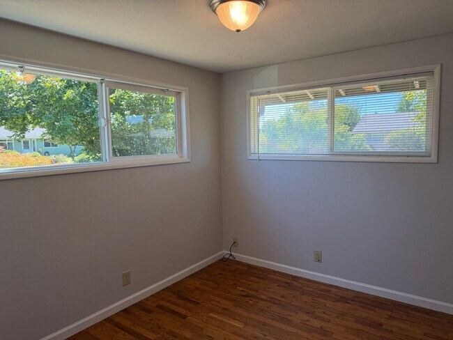 Building Photo - 3-bedroom, 1 bath duplex with garage!