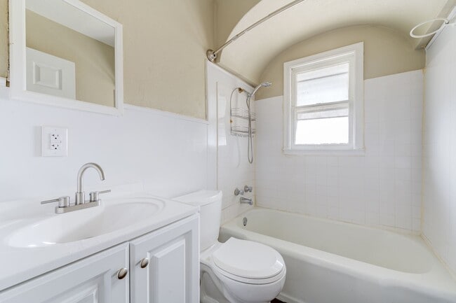 Building Photo - Cute 2 bedroom single family house in Bel-nor with attached garage.