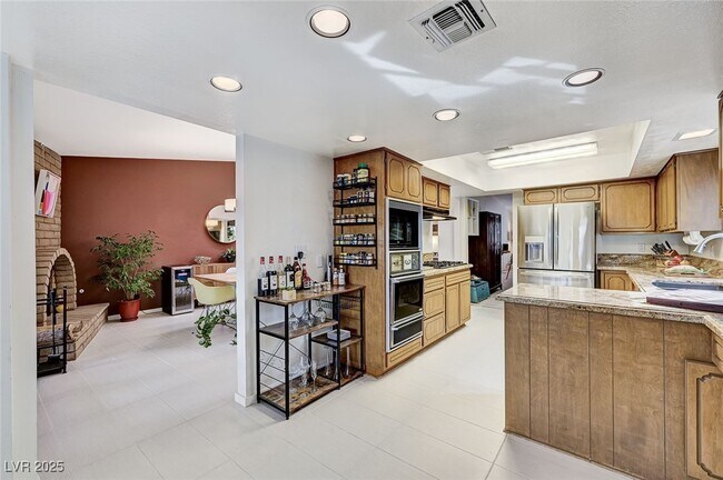 Building Photo - 2400 La Solana Way