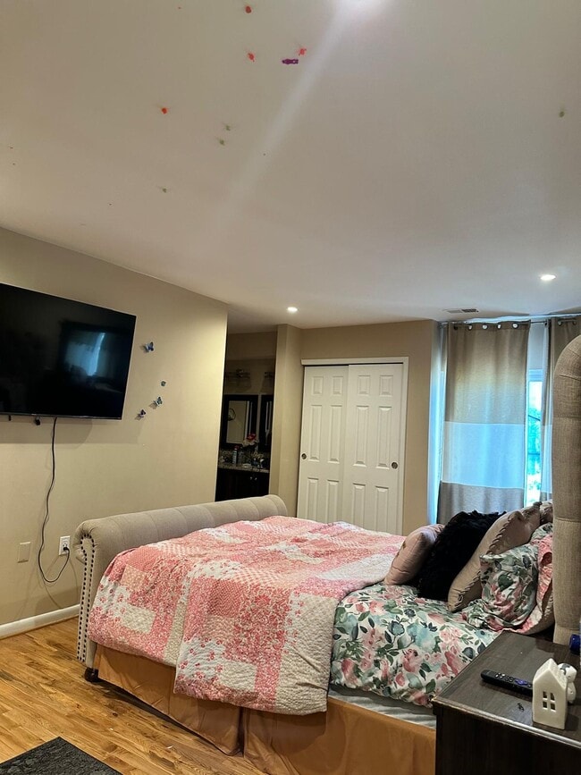 Building Photo - 4933 Casimir St