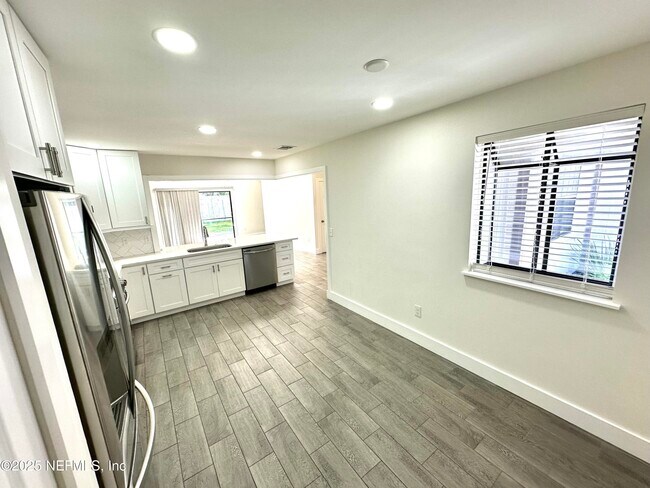Building Photo - 4364 Lake Woodbourne Dr S
