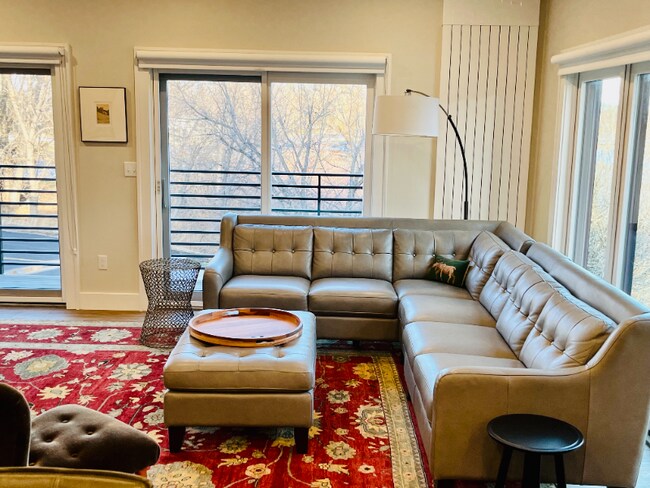 Building Photo - 1001 River Dr