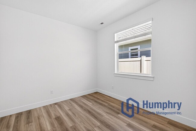 Building Photo - Beautiful home minutes from Costco