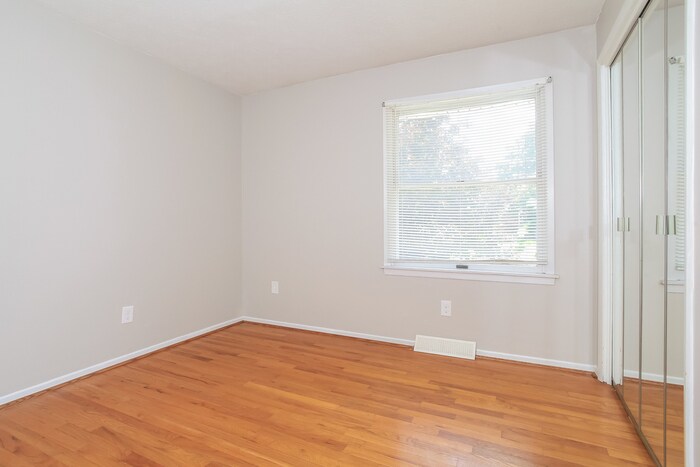 Building Photo - 686 Cloverdale Ave