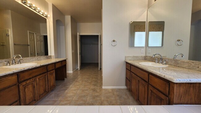 Building Photo - Gorgeous home on the Golf Course in a gated community.