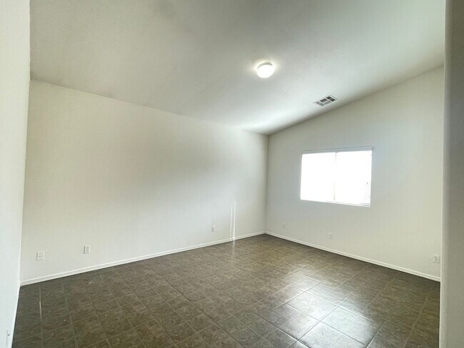 Building Photo - SPACIOUS 4 BEDROOM, 2 BATH SPLIT FLOOR PLAN