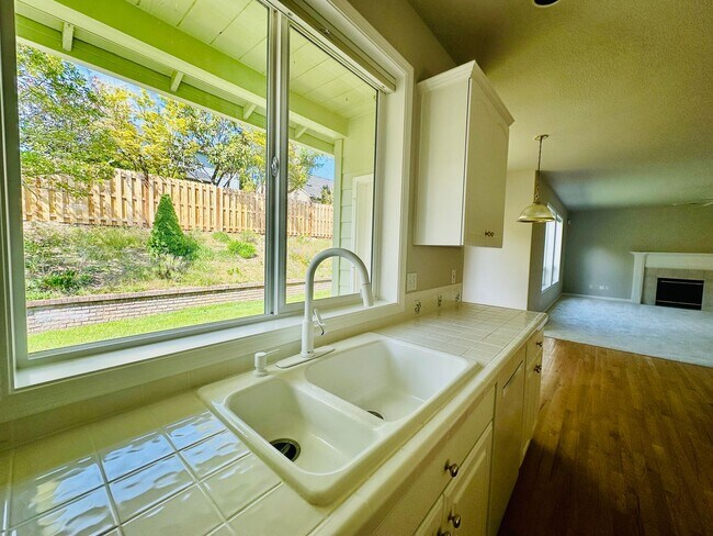 Building Photo - 5 bedroom, swimming pool, Gym, close to OSU