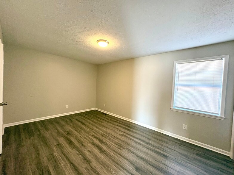 Building Photo - 84 Hickory Hills Dr