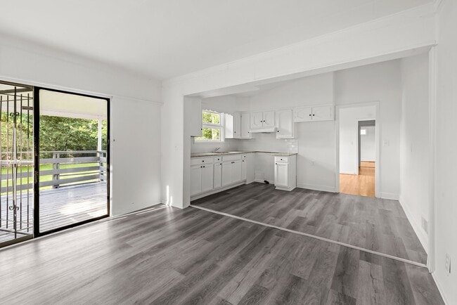 Building Photo - Charming 4 Bedroom, 2 Bathroom house