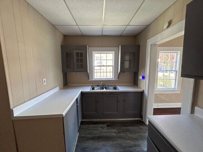Building Photo - 3 Bed, 1 Bath Home with Fenced Yard / Pet-Friendly / Available Now!