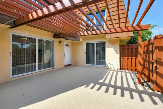 Primary Photo - 2555 Albatross Rd N