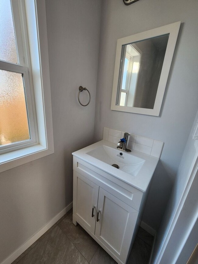 Building Photo - 6th Ave SE Duplex