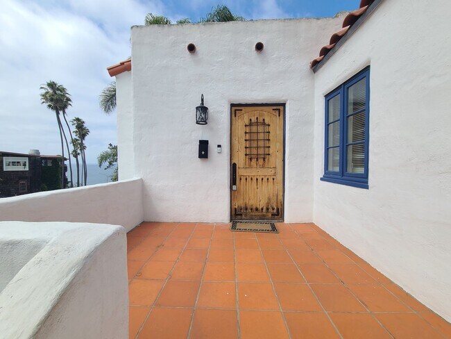 Building Photo - 1303 Cave St
