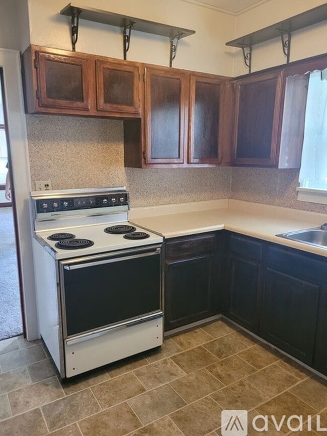 Building Photo - 2 Bd 1 Ba House in Beatrice Available in June!