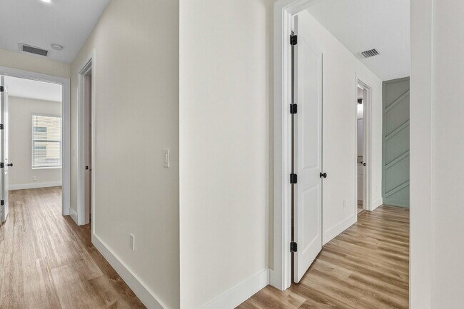 Building Photo - 3 Bedroom, 3.5 Bath Townhouse Minutes From Downtown!!!