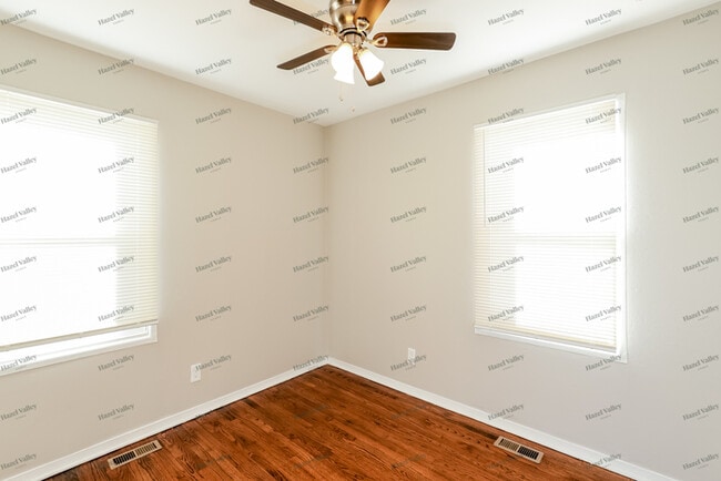 Building Photo - 500 E 3 Dr S