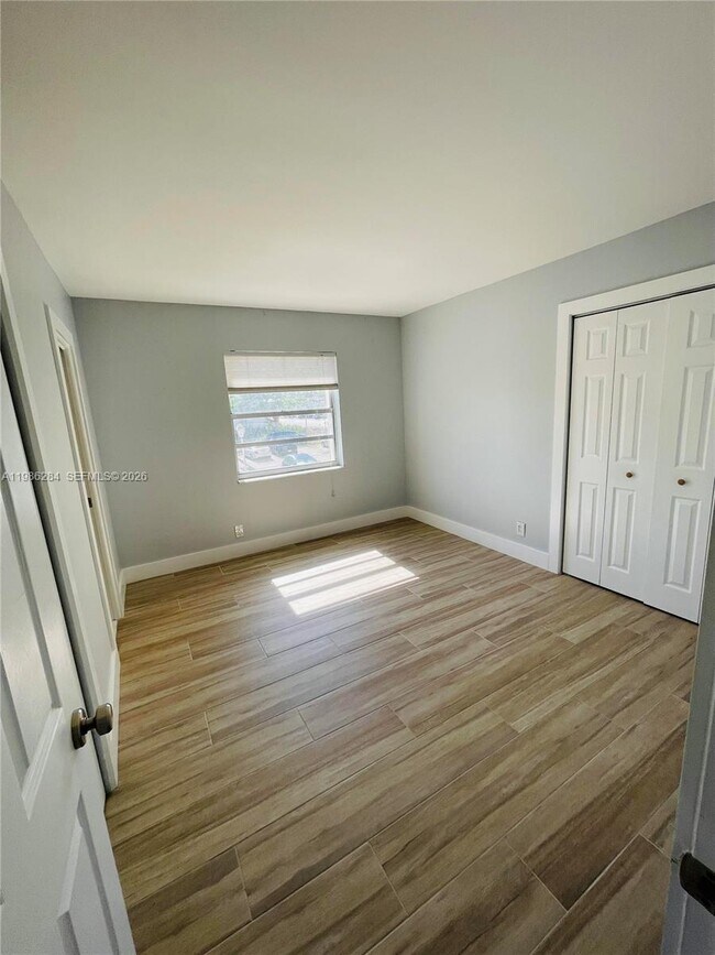 Building Photo - 900 NE 18th Ave