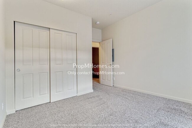 Building Photo - Beautiful Must See Two Bedroom Condo in Ce...