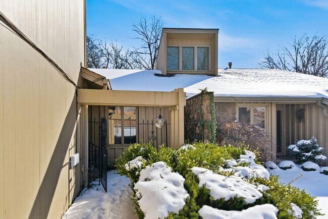 Building Photo - 3460 E Catalpa St