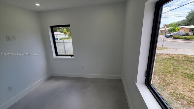 Building Photo - 6201 SW 22nd St