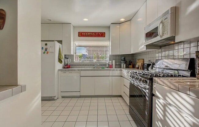 Building Photo - 20426 Lorne St