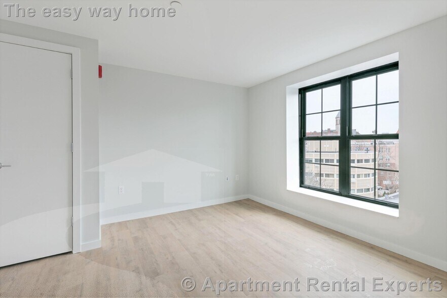 Building Photo - 10 Soden St