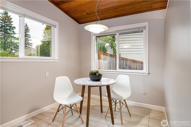 Building Photo - Newport Hills 3bed/1bath Home!