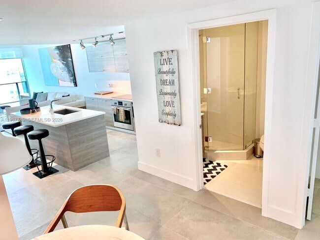 Building Photo - 650 NE 32nd St