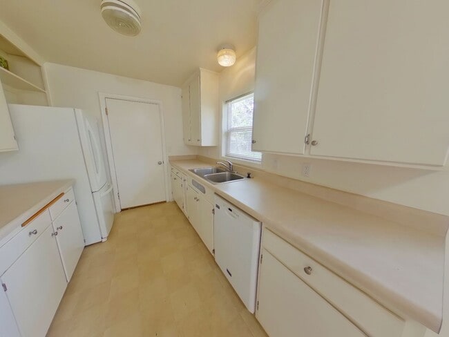 Building Photo - 3 bedroom family home