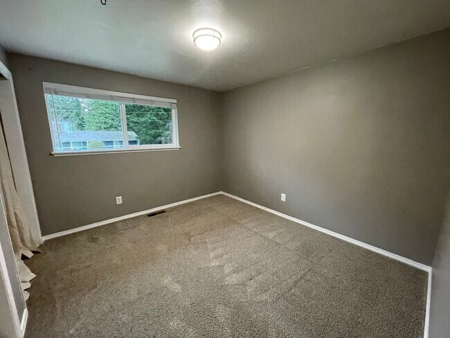 Building Photo - ***PENDING APPLICATION***Gorgeous 4 Bedroom Home In Desirable West Beach Area!