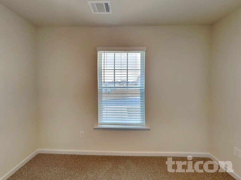 Building Photo - 244 Oliver Dr