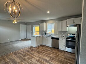 Building Photo - 2 bedroom, 2 Bath in the heart of town