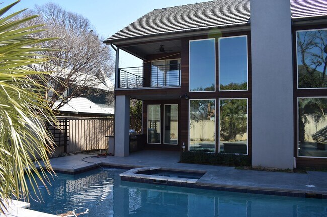 Building Photo - Modern home with pool in Arlington