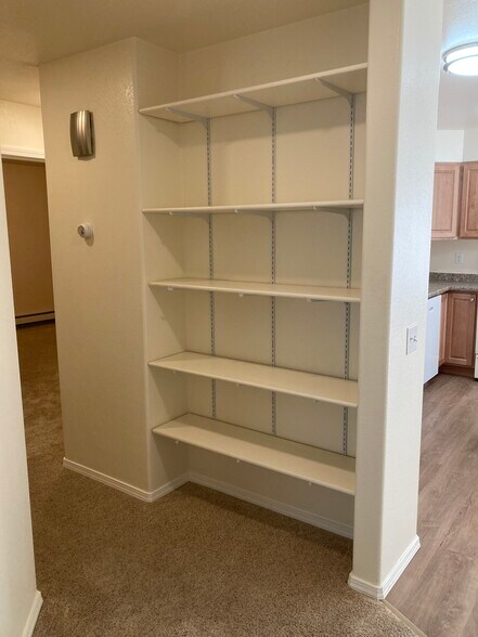 Building Photo - 712 W 47th Ave