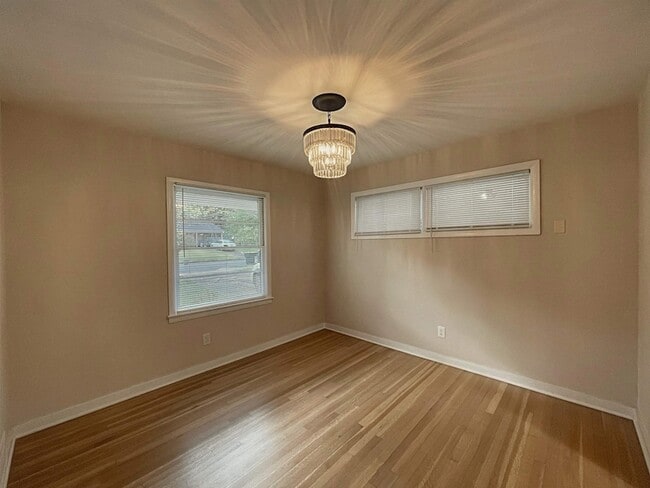 Building Photo - 456 Sharon Dr